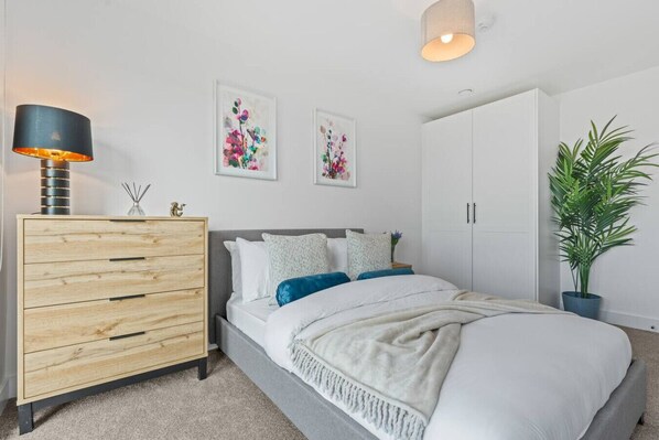 2 habitaciones, tabla de planchar con plancha, wifi y ropa de cama
