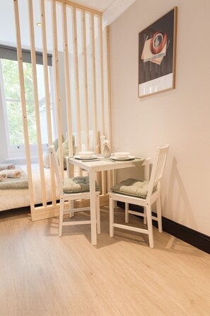 Desk, iron/ironing board, free WiFi, bed sheets - Royal Oakwood Studio  1 Bed  Brighton  Sleeps 2 (Brighton and Hove)