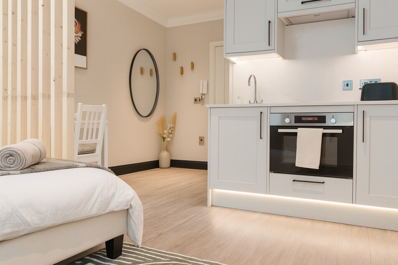 Escritorio, tabla de planchar con plancha, wifi gratis y ropa de cama 