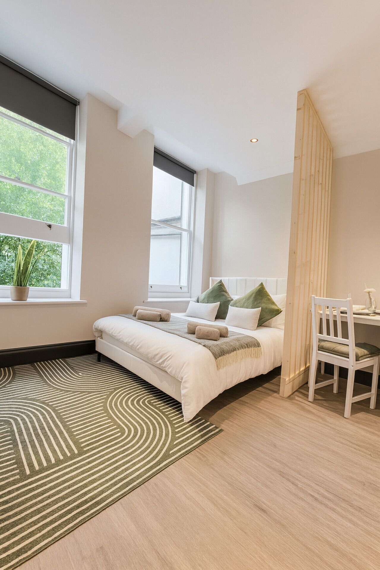 Escritorio, tabla de planchar con plancha, wifi gratis y ropa de cama 