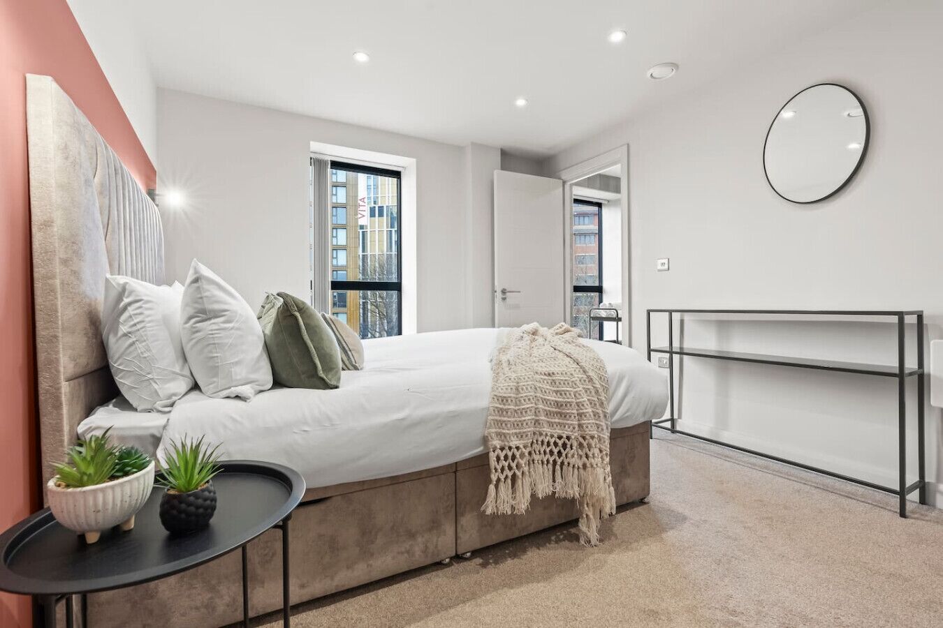 2 soverom, skrivebord, strykejern/-brett og wi-fi (inkludert)