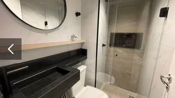 Secador de cabelo, toalhas de banho, sabonete, papel higiênico