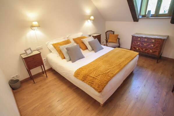 4 bedrooms, WiFi, bed sheets