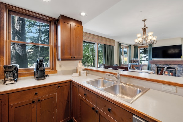 Microondas, parrilla de estufa, lavavajillas y cafetera y tetera 