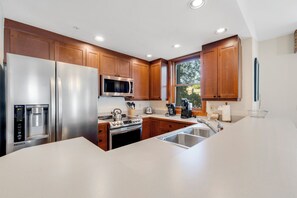 ميكروويف، موقد طهي مسطح، غسالة أطباق، ماكينة لصنع القهوة/الشاي