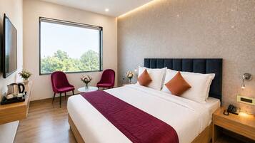 Executive Double Room, 1 King Bed | Minibar, in-room safe, laptop workspace, blackout drapes