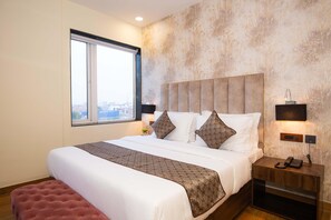 Superior Studio Suite | Minibar, in-room safe, laptop workspace, soundproofing