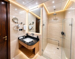 Suite estudio superior | Baño | Ducha, artículos de higiene personal gratuitos y secador de pelo