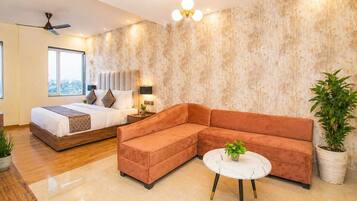 Minibar, in-room safe, laptop workspace, blackout curtains