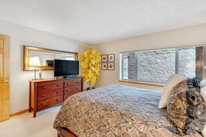 1 bedroom, desk, Internet, bed sheets