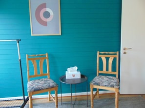 Habitación básica con 2 camas individuales | Decoración personalizada, muebles diferentes y wifi gratis