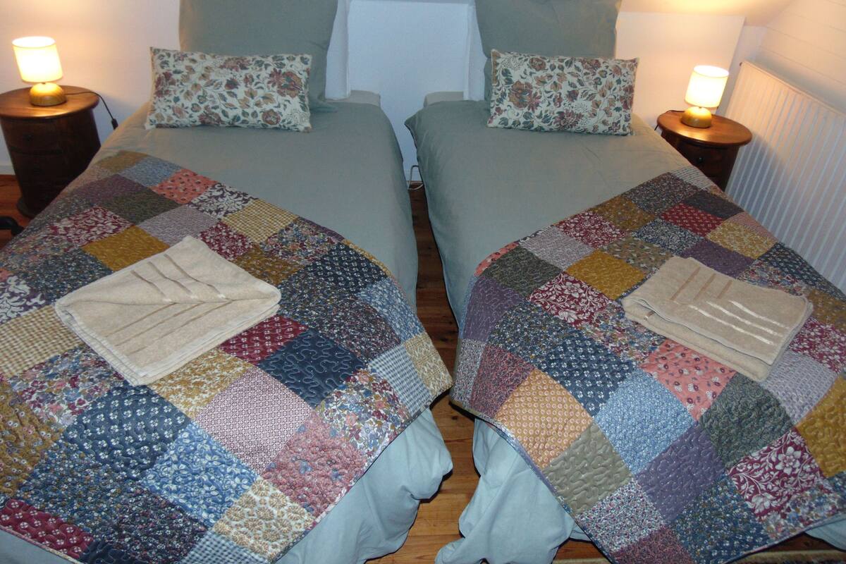 Eenvoudige Twin kamer | Individueel gedecoreerd, individueel gemeubileerd, gratis wifi