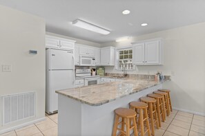 Microondas, horno, parrilla de estufa y lavavajillas 