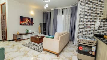 Apartamento Confort, vistas a la ciudad | Zona de estar | Smart TV de 58 pulgadas con canales por cable