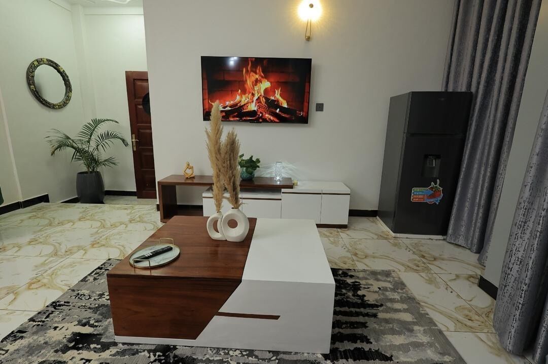 컴포트 아파트, 시내 전망 | 거실 공간 | 케이블 채널 시청이 가능한 58인치 스마트 TV