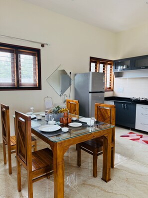 Vil·la Deluxe | Cuina privada | Frigorífic petit i placa de cuina 