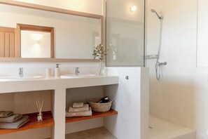 Dusche, Haartrockner, Bidet, Handtücher