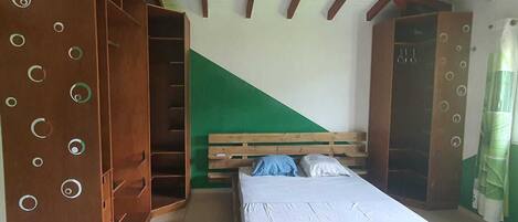 3 chambres, fer et planche à repasser, Wi-Fi, draps fournis