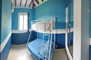 3 habitaciones, tabla de planchar con plancha, wifi y ropa de cama
