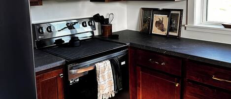 Een magnetron, een oven, een kookplaat, een vaatwasser