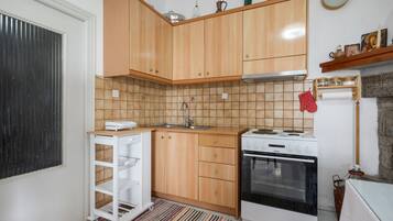 Kühlschrank, Ofen, Herdplatte, Wasserkocher mit Kaffee-/Teezubehör