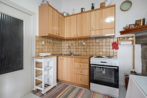 Kühlschrank, Ofen, Herdplatte, Wasserkocher mit Kaffee-/Teezubehör