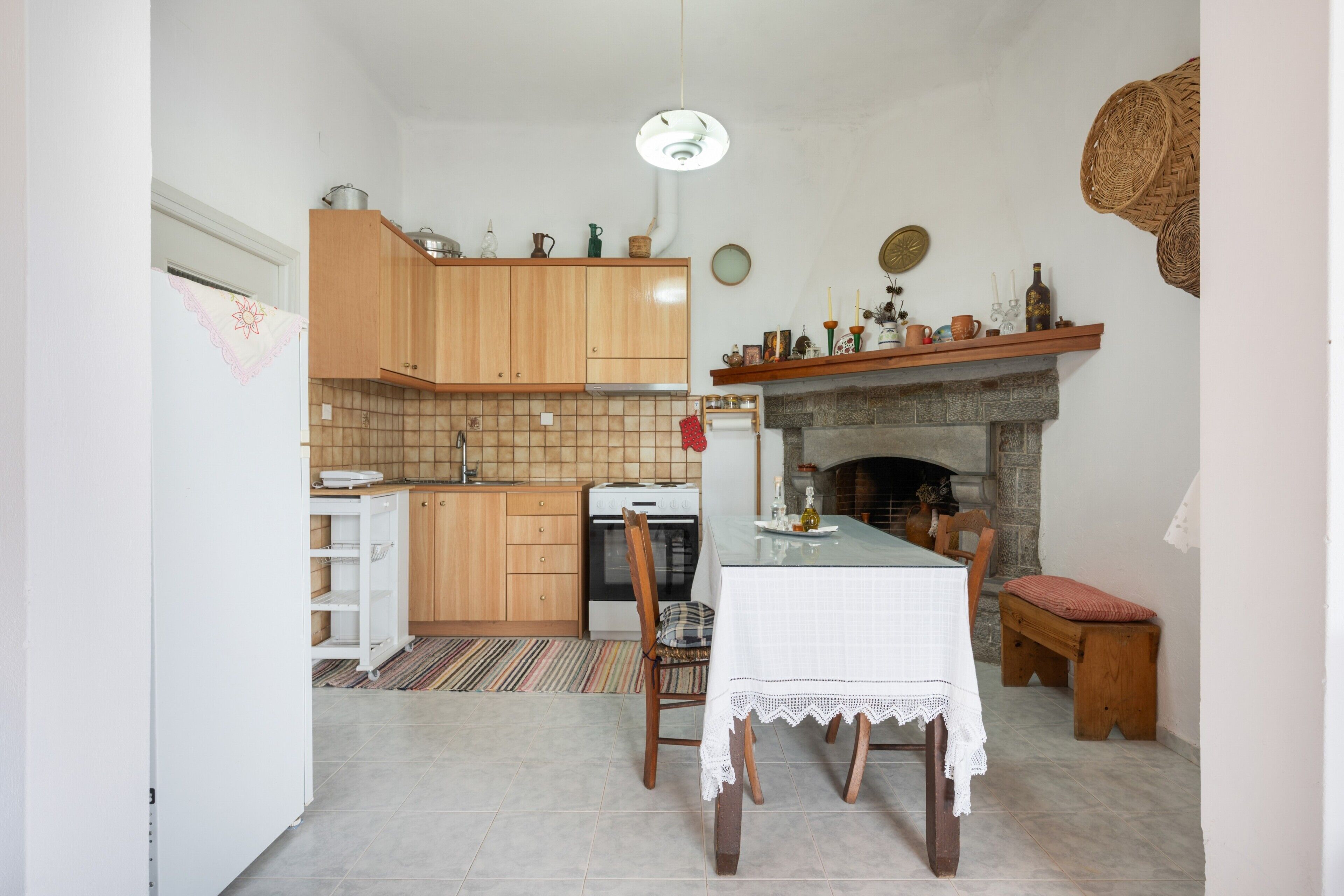 Fridge, oven, stovetop, coffee/tea maker