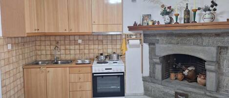 Een koelkast, een oven, een kookplaat, een koffiezetapparaat/waterkoker