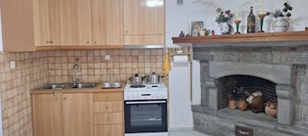 Apartment 'Eve's House' with Mountain View, Wi-Fi and Air Conditioning