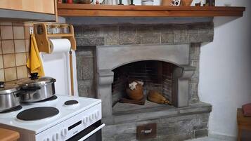 Kjøleskap, ovn, kokeplater og kaffetrakter/tekoker