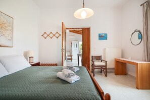 1 dormitorio, tabla de planchar con plancha, wifi y ropa de cama