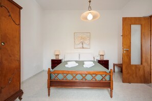 1 slaapkamer, een strijkplank/strijkijzer, wifi, beddengoed