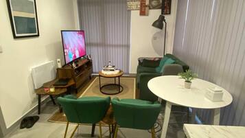 Apartment, 1 Bedroom, Accessible, Balcony | Dining room