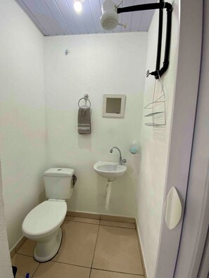 Toalhas de banho, papel higiênico