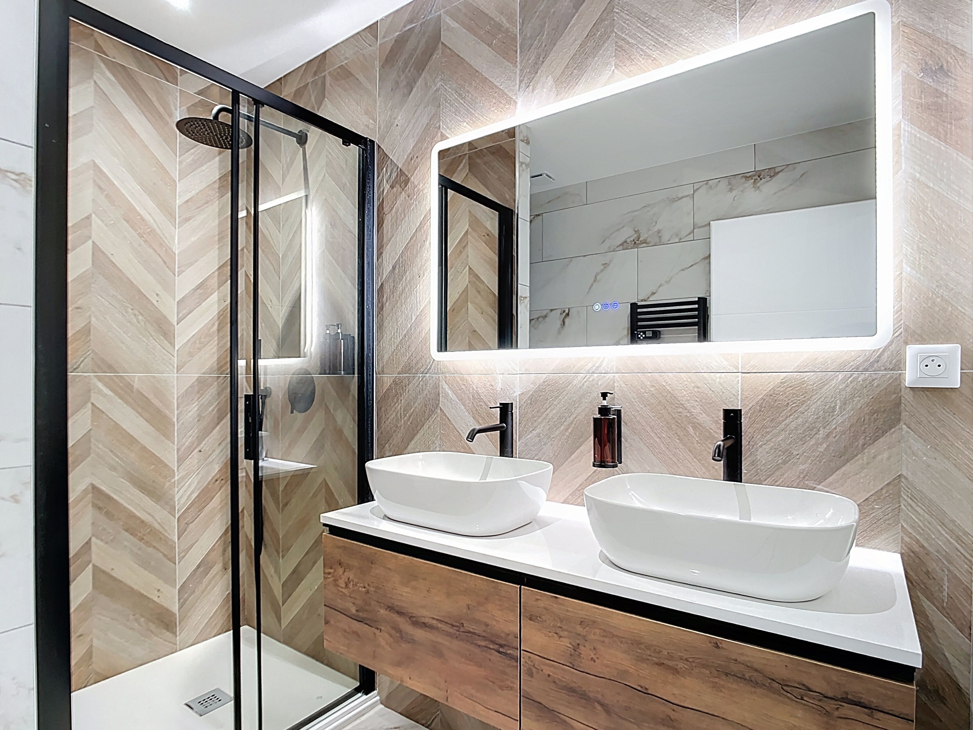 Een douche, een haardroger, handdoeken, zeep