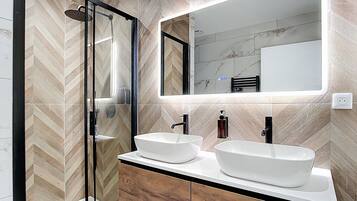Een douche, een haardroger, handdoeken, zeep