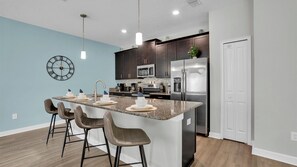 Fridge, microwave, oven, stovetop - GAS3070 Summary:<br>Stor (Kissimmee)