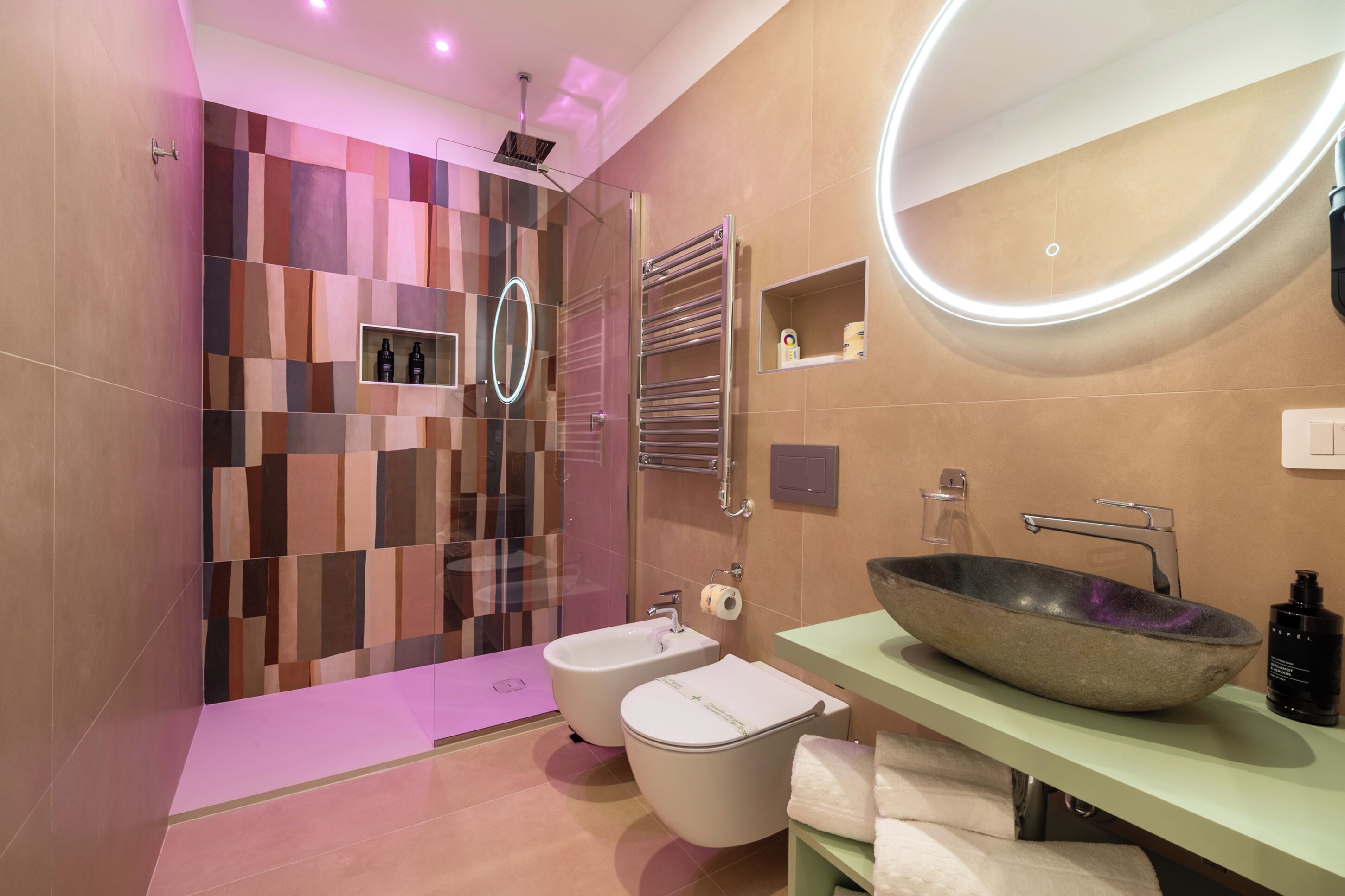 Suite Studio, vue ville | Salle de bain | Articles de toilette gratuits, sèche-cheveux, serviettes fournies, savon