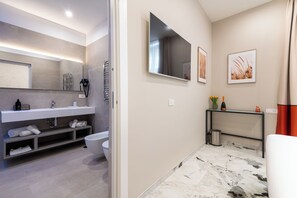 Standard Studio Suite | Bathroom | Free toiletries, hair dryer, towels, soap - 69 Suite Boutique (Rome)