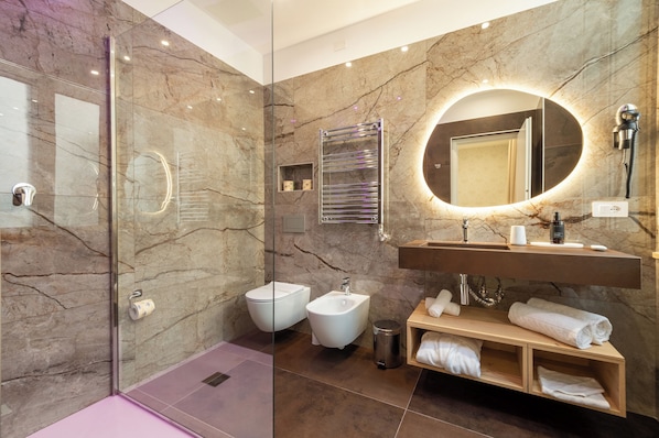 Studio Suite (Queen) | Bathroom | Free toiletries, hair dryer, towels, soap