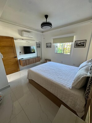 3 slaapkamers, een strijkplank/strijkijzer, wifi, beddengoed