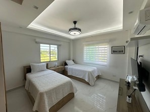 3 bedrooms, iron/ironing board, WiFi, bed sheets