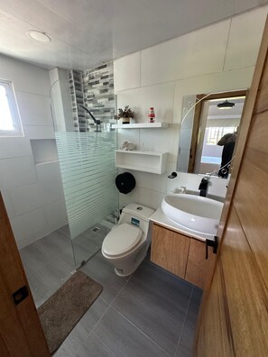 Douche, sèche-cheveux, serviettes fournies, savon