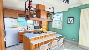 Kühlschrank, Mikrowelle, Herdplatte, Wasserkocher mit Kaffee-/Teezubehör