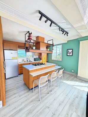 Kühlschrank, Mikrowelle, Herdplatte, Wasserkocher mit Kaffee-/Teezubehör