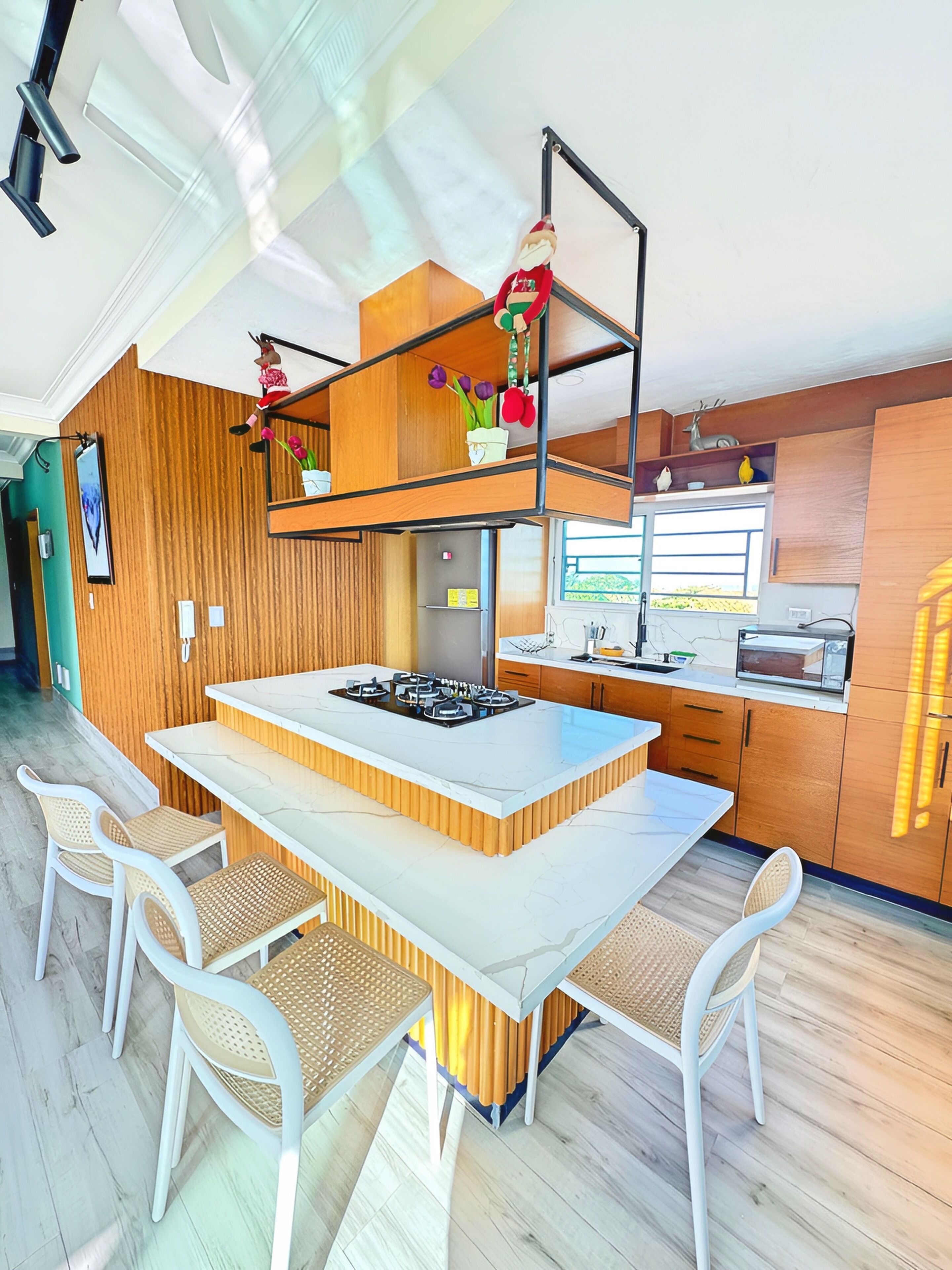 Refrigerador, microondas, parrilla de estufa y cafetera y tetera 