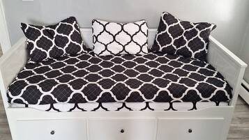 2 makuuhuonetta, työpöytä, silitysrauta/-lauta, ilmainen Wi-Fi