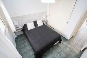 1 habitación, wifi y ropa de cama