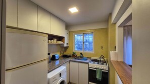 Horno, placa de cocina, cafetera/tetera, tostadora