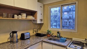 Four, plaque de cuisson, cafetière/bouilloire, grille-pain